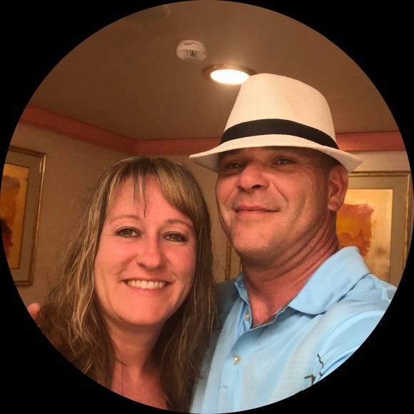 Profile Picture of Amber Roberts (@ambersue1979) on Poshmark