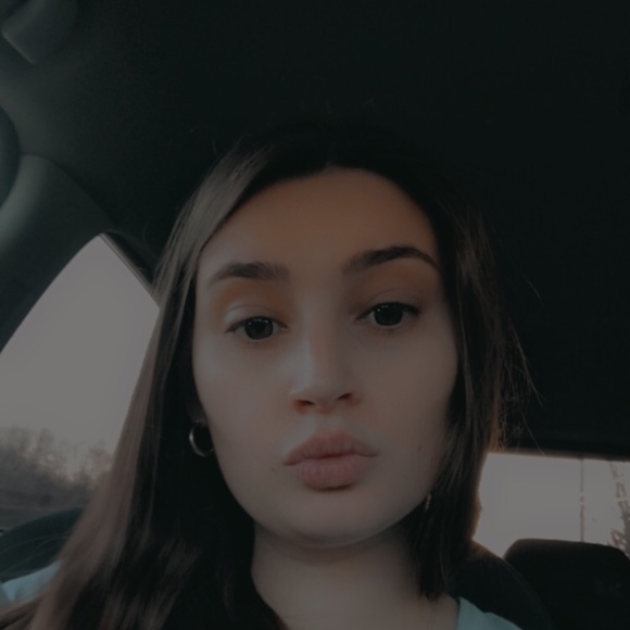 Profile Picture of Julianna Bewick (@julianna_bewick) on Poshmark