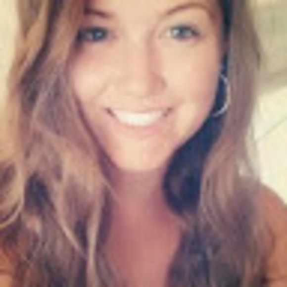 Profile Picture of Danielle Manzinger (@dmanz4) on Poshmark
