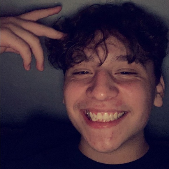 Profile Picture of Darin Andrews (@itsdxrin) on Poshmark