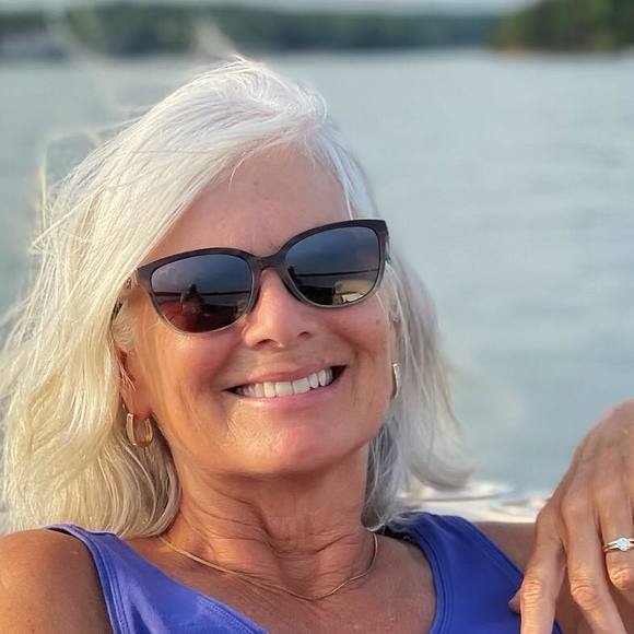 Profile Picture of Joni Cioffi (@joniace) on Poshmark