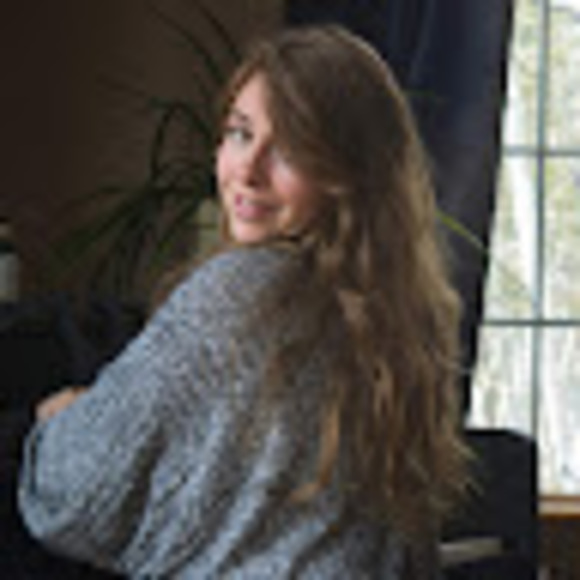 Profile Picture of Maya Bartmann (@maya_bartmann) on Poshmark