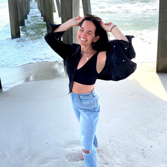 Profile Picture of Olivia Belleville (@obelleville) on Poshmark