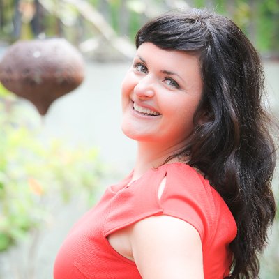 Profile Picture of Emilia Nagy (@emilialovecoach) on Twitter