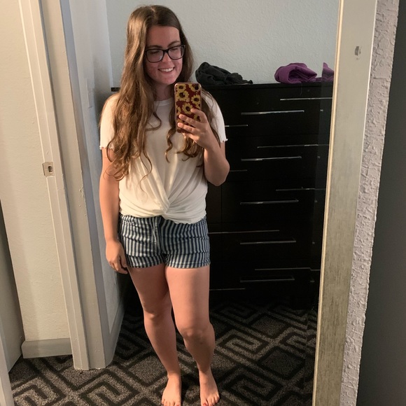 Profile Picture of Natalie Levy (@nat_morlen14) on Poshmark