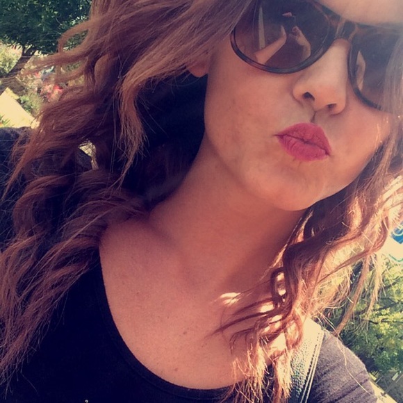 Profile Picture of Amanda Titler (@amanddaxo) on Poshmark