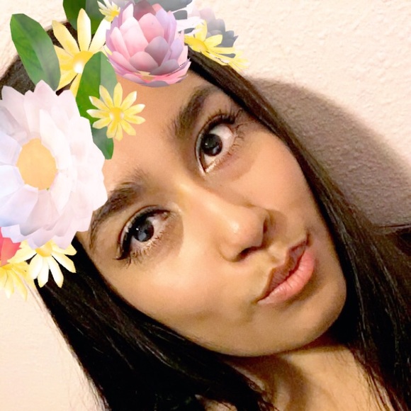 Profile Picture of Daniela Cadena (@danielacadena17) on Poshmark