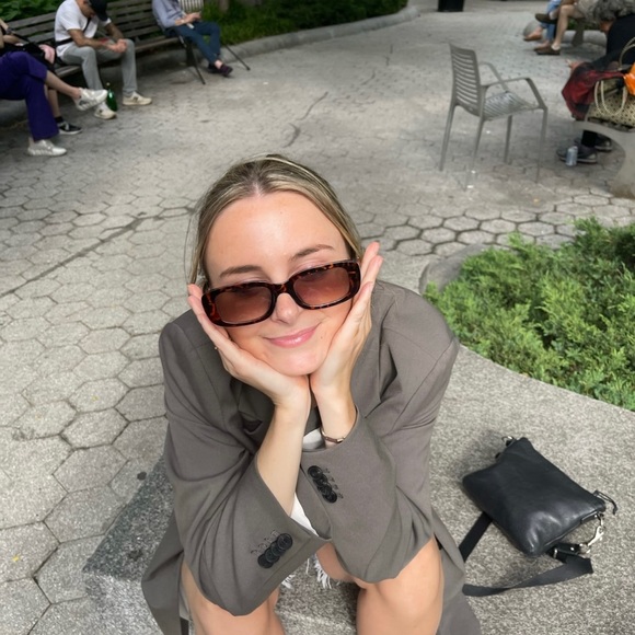 Profile Picture of Emily Shade (@emilyshade8) on Poshmark