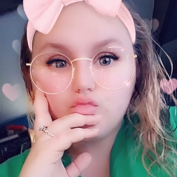 Profile Picture of Shyanne Blaski (@shyanneb96) on Poshmark