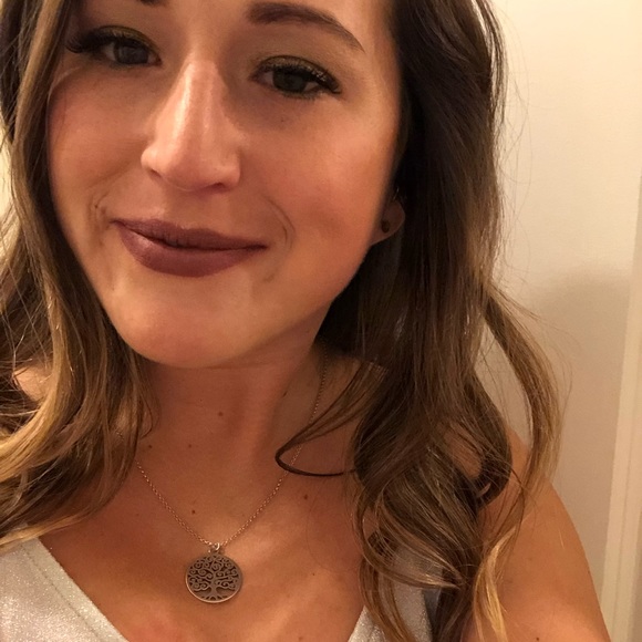 Profile Picture of Danielle Duperry (@dduperry) on Poshmark