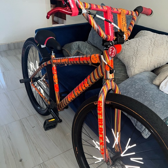 Profile Picture of Emilio Peralta (@emilioperalt530) on Poshmark