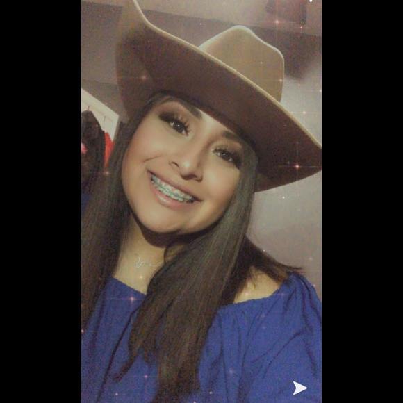 Profile Picture of Amanda Facundo (@facundoamanda80) on Poshmark