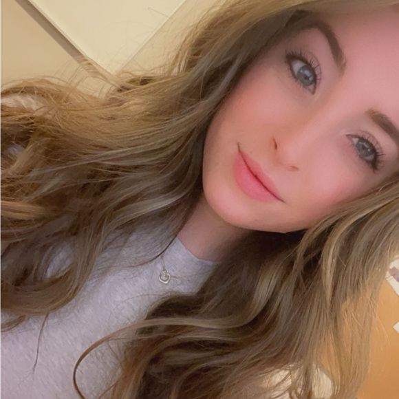 Profile Picture of Peyton Harvey (@peytonmarieh) on Poshmark