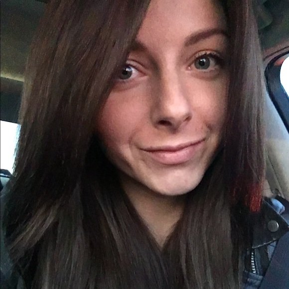 Profile Picture of Angela Root (@angelacroot) on Poshmark