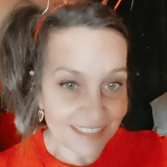 Profile Picture of Roni Aspinwall (@rockinronirose) on Poshmark