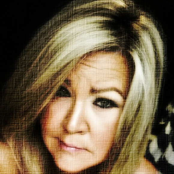 Profile Picture of Laura Detary (@ldetary) on Poshmark