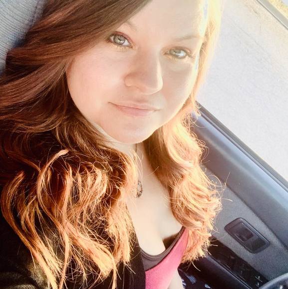 Profile Picture of Elizabeth Kreitzer (@mizzlizz41111) on Poshmark