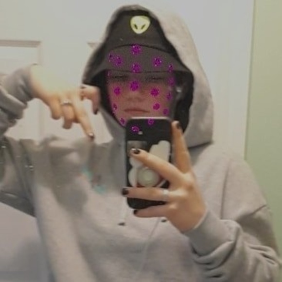 Profile Picture of Zoe Kevis (@djnzkevis) on Poshmark