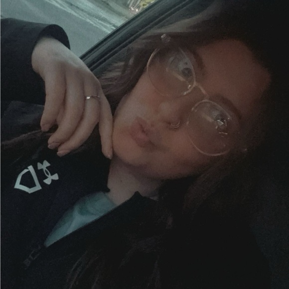 Profile Picture of Allison Manos (@aalliissoonn10) on Poshmark