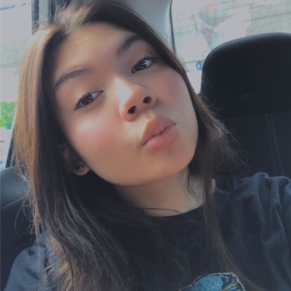 Profile Picture of Julie Castillo (@juliecth) on Poshmark