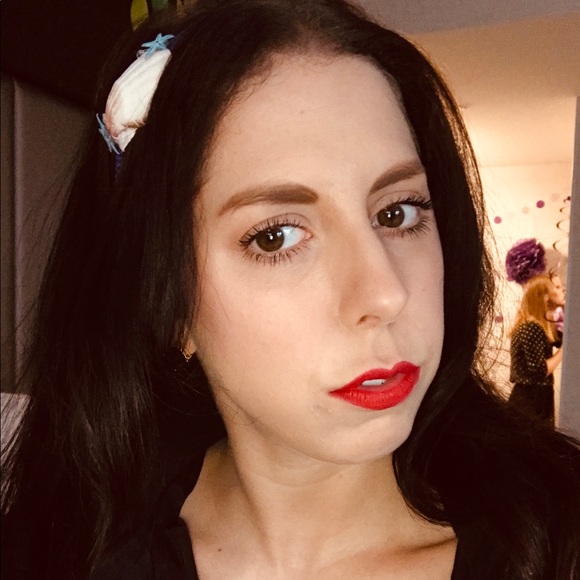 Profile Picture of Amanda Bourgoine (@abourgoine) on Poshmark