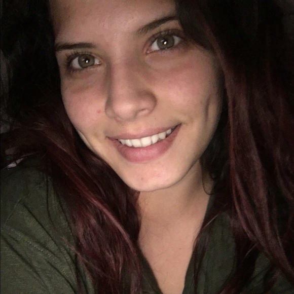 Profile Picture of Jessica Farias (@centenariox3) on Poshmark