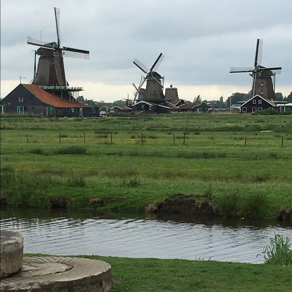 Profile Picture of Betsy Broomes (@bpb77c) on Poshmark