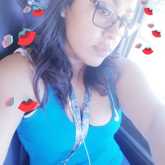 Profile Picture of Catalina Vertullo (@cat1015) on Poshmark