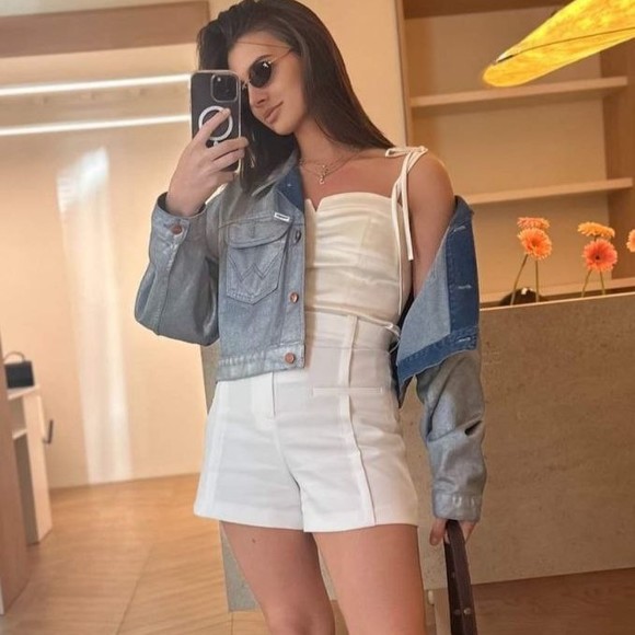 Profile Picture of Juliette Richardson (@412385153) on Poshmark