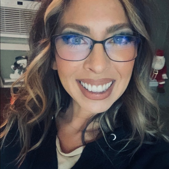 Profile Picture of Kimberly Dinger (@kimberlydinger) on Poshmark