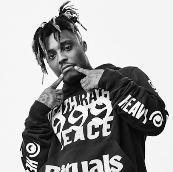 Profile Picture of Artin Rez (@artinbatman) on Poshmark