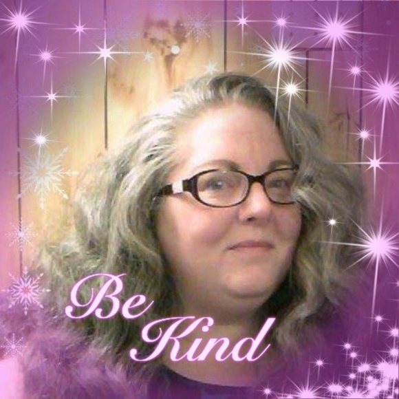 Profile Picture of Cathie Cox (@cathieincanada) on Poshmark