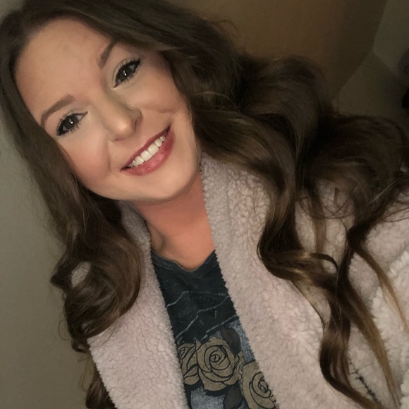 Profile Picture of Nikki Schirf (@nikkischirf) on Poshmark