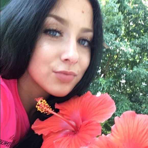 Profile Picture of Rachel Beard (@rachelbeard124) on Poshmark