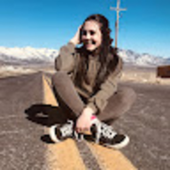 Profile Picture of Emma Mouritsen (@emmajeanell1812) on Poshmark