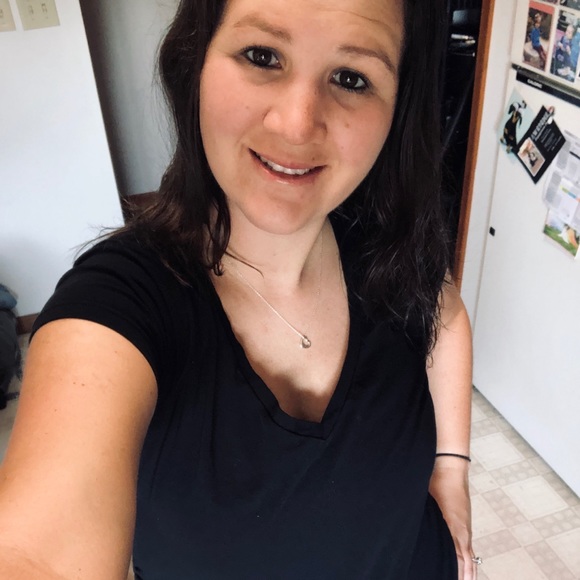 Profile Picture of Colbi Startzel (@colbicase) on Poshmark