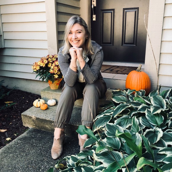 Profile Picture of Hailey Klebe (@hailsgrace12) on Poshmark