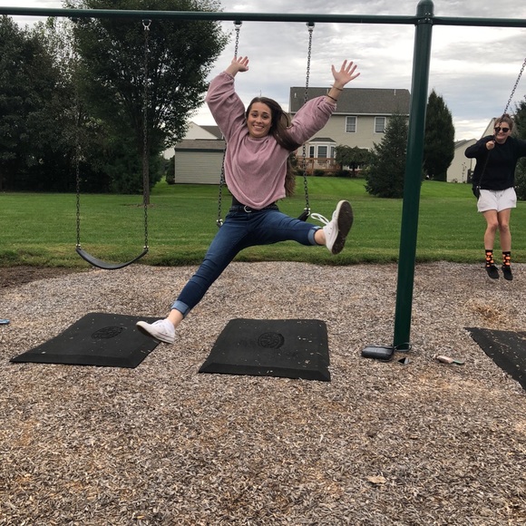 Profile Picture of Hailey Lesik (@hail_storm24) on Poshmark