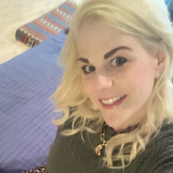 Profile Picture of Amanda Mayer (@amandamayer476) on Poshmark