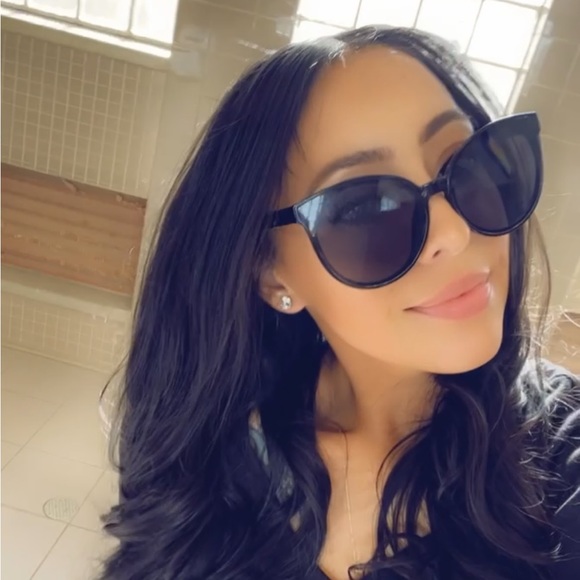 Profile Picture of Lucy Chaos (@lchaoscloset) on Poshmark