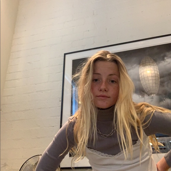 Profile Picture of Flora Case (@flora7case) on Poshmark