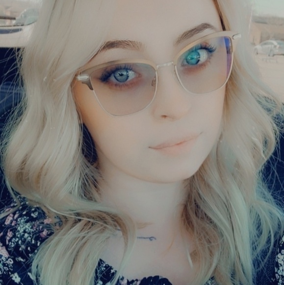 Profile Picture of Faye Spitznas (@samiebeth) on Poshmark