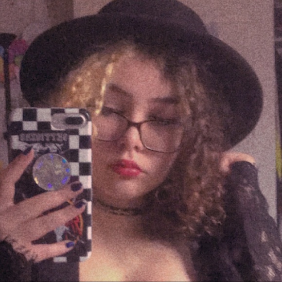 Profile Picture of Isabella Hoyland (@littlecrow22) on Poshmark