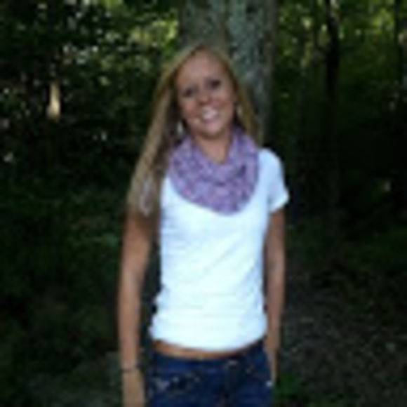 Profile Picture of Kelsie Dessent (@kelsie_dessent) on Poshmark