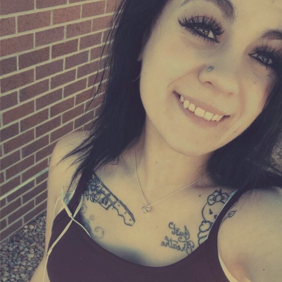 Profile Picture of Sydney Petrie (@sydleesawyer) on Poshmark