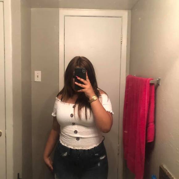 Profile Picture of Michell Gonzalez (@michellgonza301) on Poshmark