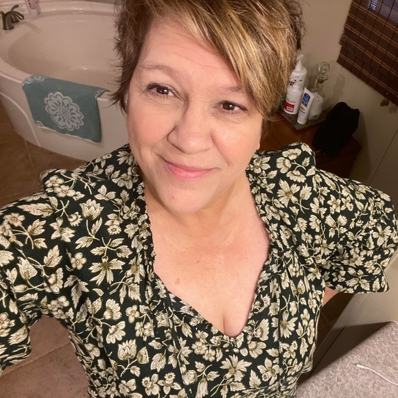 Profile Picture of Susan Derose (@suzyq2014) on Poshmark