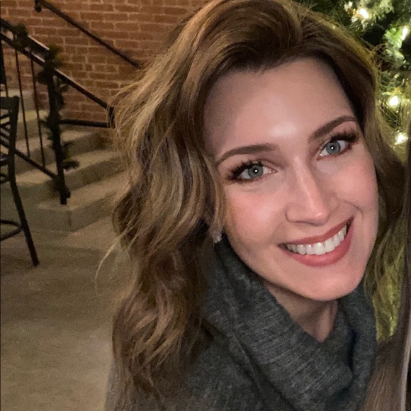 Profile Picture of Kristen Lahart (@khoodlahart) on Poshmark