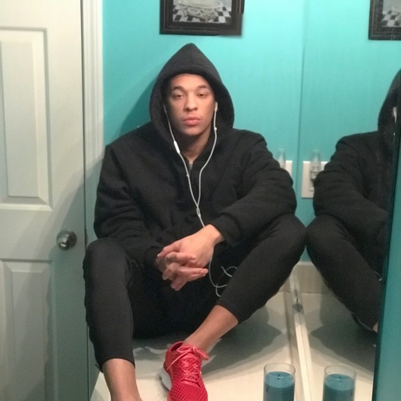 Profile Picture of Samsamuel Fargas (@samuelfargas) on Poshmark