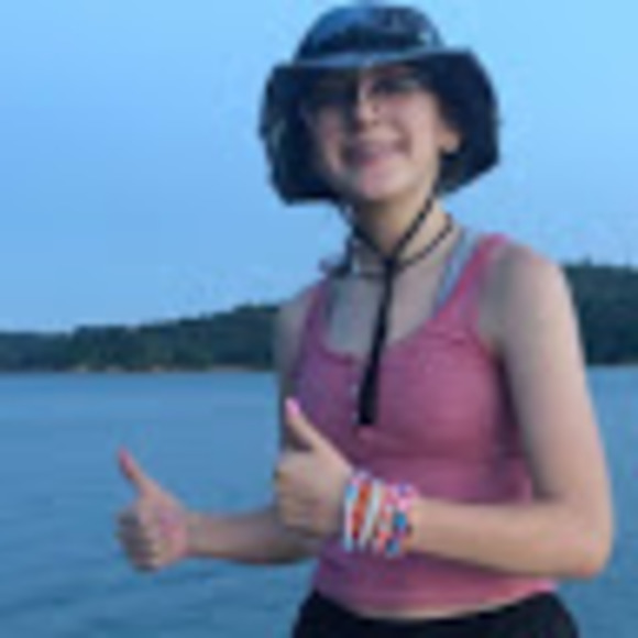 Profile Picture of Trinnie Bouneff [student] (@trinnieb) on Poshmark